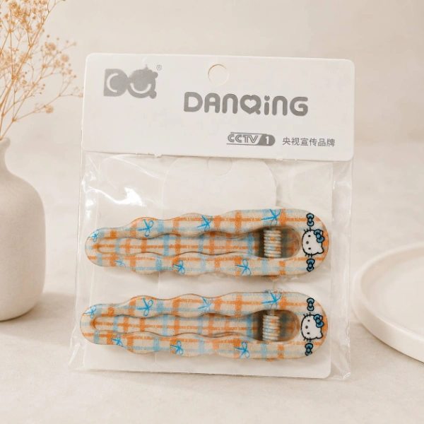 گیره انبری فلزی چاپی 2 خرید گیره انبری فلزی چاپی دخترانه بهصورت جفتی، با طرحهای چهارخانه و فانتزی در رنگهای متنوع؛ سبک و مناسب استفاده روزانه.